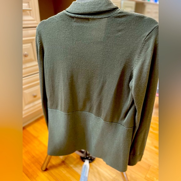 Women’s Green Sweater Size Small - Picture 4 of 5